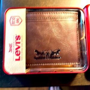 NWT Levi’s men’s wallet